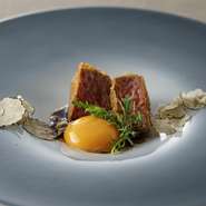 柔らかい神戸牛のフィレ肉に薄い衣をつけて揚げた一品。バルサミコをベースとした自家製ウスターソース、濃厚な卵黄コンフィ、削りたてのトリュフを一緒に絡めて召し上がれ。