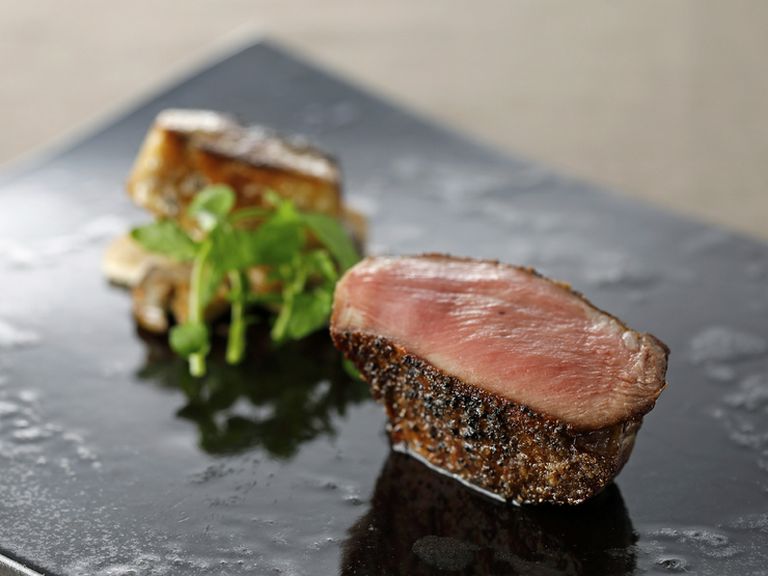 赤ワインと相性抜群。濃厚な味わいが広がる『黒毛牛タン炉釜ステーキ フォアグラの炭火焼き』