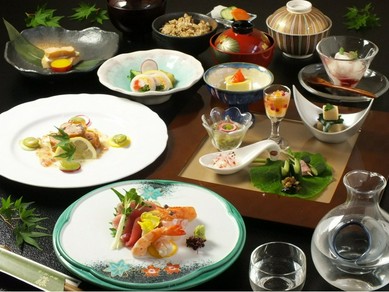季節の厳選食材に職人技をこらした日本料理の『会席コース　鮮（あざやか）』