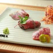 魚や野菜を使った料理が多い日本料理ですが、【日本料理　とみ】ではコースの半分ほどが肉料理。上質な脂身を誇る黒毛和牛・赤身の旨みが強い褐色和牛の美味しさが、さまざまな調理法で引き出されています。