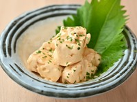 自家製醤油にクリームチーズを漬け込んで。お酒が進む逸品です。