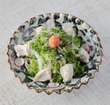 フグの身と皮の湯引きを贅沢に乗せ、白菜と一緒に自家製ポン酢で楽しむ!フグの魅力をシンプルかつストレートに味わえます。