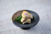 厚切りのトラフグの湯引きに自家製のからすみ醤油を和えて、トラフグ×からすみ。フグにこだわった専門店だから出来る一皿です。