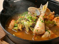 フグとアサリの旨味が出た出汁に豆板醤でアクセントをつけました。