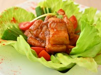 豚バラを甜面醤で炒めてます。生野菜で巻きながら召し上がって下さい。