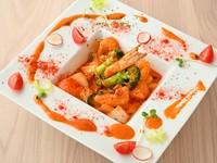 特製のウニソースでフグを炒め、ほのかに香るガーリックが食欲をそそります。