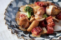 辛そうで辛すぎない?肉厚の肩ロースと季節の野菜、パリパリの唐辛子の食感はクセになる事間違いなし。ほのかに香るオイスターソースもいい仕事してます。