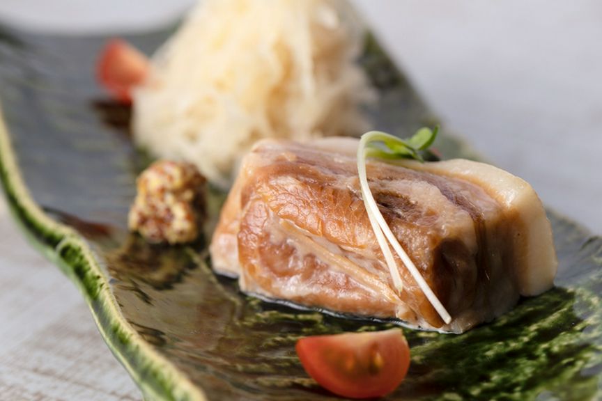 『芳寿豚の塩豚 ザワークラフト添え』