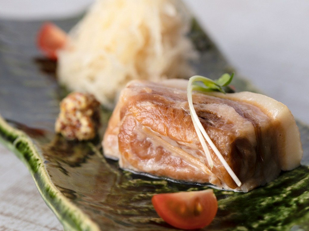 『芳寿豚の塩豚　ザワークラフト添え』