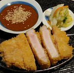 「芳寿豚」のロースカツがメインの定食メニュー。やわらかくジューシーロース肉を絶妙な火加減であえてレアに仕上げてます。“BuTa”の旨味を存分に味わって下さい。