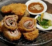 豚バラのスライスをミルフィーユ状に巻いて。梅と大葉の香りがアクセント。野菜フライを添えてあるのでボリュームもあります。