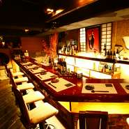 都会の喧騒を忘れさせてくれる静けさの中、ゆっくりと食事を楽しめる【海華月】。大切なゲストをもてなす接待に最適です。今宵の一献を楽しみながら、オススメの肴を味わえば、互いの心が和むこと請け合い。