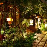 石畳を抜けた先にあるのは、飛騨高山の風情溢れる古民家。静かにゆったりとした時の流れとともに、くつろげる、大人の隠れ家的和食店です。普段使いに利用できるのはもちろん、接待やお祝いの席にもオススメ。