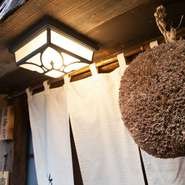 日本酒や焼酎、ワインまで国産の銘柄を始め、もちろん飛騨高山の酒蔵から仕入れられた地酒も種類豊富。郷土料理には飛騨のお酒が相性抜群です。新酒を知らせる杉玉を合図に、初めての銘柄に出合えることも。