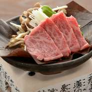 飛騨牛の美しいサシを眺めながら、朴葉味噌のこうばしい香り。五感で楽しめる飛騨高山の郷土料理“葉味噌焼”。手づくりの朴葉味噌は香ばしく、コクのある深い味わいは飛騨牛の芳醇な旨みと相性抜群。