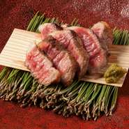 飛騨高山の豊かな自然の中、大切に育てられた飛騨牛は、美しいサシとキメ細かな肉質が魅力。やわらかくしっとりと滑らかな舌触り、芳醇な旨みが口いっぱいに広がります。炭で炙ることで香ばしさが良いアクセントに。