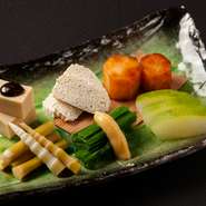 丁寧にだしひき、素材に合わせて味を整える、知識と繊細な味覚を必要とする「煮物」が得意と語る青木氏。飛騨特有の温度差や豊かな自然が育てた高山野菜や旬の魚介は、料理人の技で絶品の一皿へと昇華します。