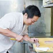 「郷土料理のおいしさを、昔と変わらぬ味でお客様に伝えたい」と語る料理人。当時の調理法をそのままに、徹底した手づくりで一品ひと品を仕上げているそう。飛騨を代表する「朴葉味噌」は高山で学んだとか。