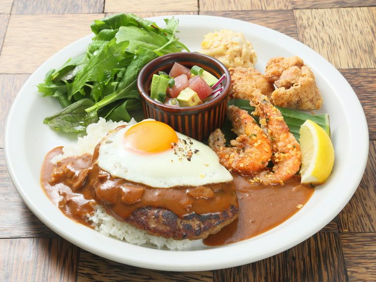 ハワイ料理×ハワイ風の店内で「ハワイに行ったつもり」女子会
