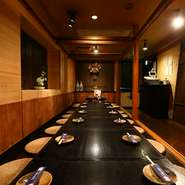 最大26名まで入れる席も完備。すだれを下せば、半個室としても使用可能。周囲の目があまり気にならないので、プライベート空間も確保できます。掘りごたつで足を伸ばせるのも、嬉しいポイントです。