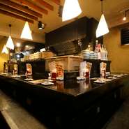 “和”を基調にしたモダンな空間。間接照明のふわっとした光が優しく包み込んでくれます。ゲストとスタッフの笑い声があふれるアットホームな雰囲気で、リラックスしながらゆっくりと過ごせそうです。