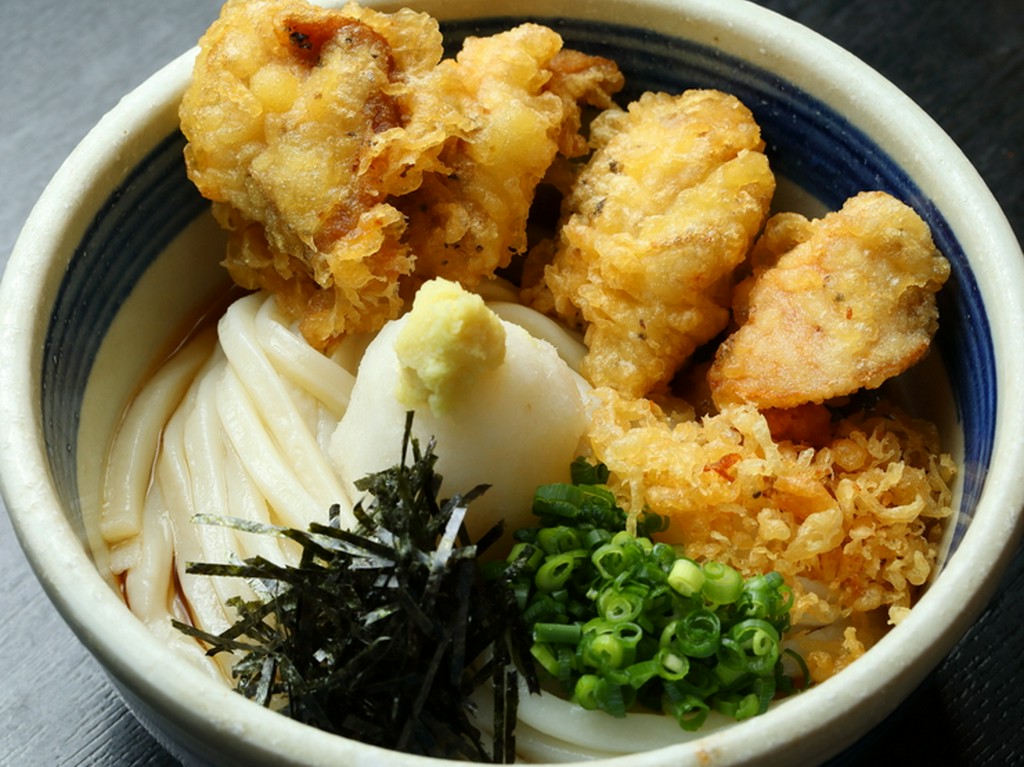 ふわっと漂う上品な出汁の香りがたまらない『かしわ天うどん』