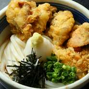 独自にブレンドした出汁が自慢。プレミアム小麦、塩、軟水を合わせて自家打ち麺は、つるっとした喉ごし抜群です。高温でカラッと揚げた「かしわ天」は、外はサクサク、中は肉汁あふれるジューシーさも楽しめます。