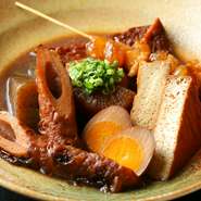 四国一部に伝わる独特なおでん。鶏がらと牛アキレスをベースにしたスープに、四国産・濃口醤油とザラメを加え、じっくりと炊いています。具材に味がしっかり染み込んでいて、ヤミツキになる美味しさです。