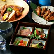 全8品とボリュームたっぷりなコースも用意。「名物黒おでん」鶏脂で揚げ焼したスパイシーな「鳥手羽元の山賊焼」、「サラダ」、「炒めもの」「うどん小鉢」などが楽しめます。手づくりのデザートも楽しめます。