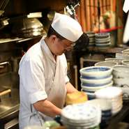 「美味しいのはもちろんのこと。お客様の欲していることへの先回りのアプローチ、空間作りや立居振舞までの心配りを常に意識しています。」と語る益田氏。きめ細やかなもてなしで、快適な空間を提供してくれます。