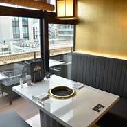 格調高いレストランを思わせるような、優雅でおしゃれな雰囲気の個室を完備。こんな雰囲気の中でいつもと違う宴会はいかがですか。人数に合わせて個室の調整も可能です。