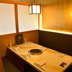 白と金を基調とした贅沢な内装は、高級感溢れる落ち着いた空間