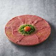 お肉をスライスした新しいスタイルのユッケです