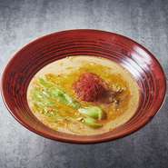 牛骨スープで仕上げたコクのある担々スープが自慢の一杯です