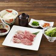 焼肉２種、ごはん、スープ、前菜、サラダ