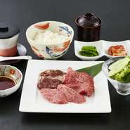 カルビ、赤身ロース、ハラミ、ごはん、スープ、前菜、サラダ、デザート付き