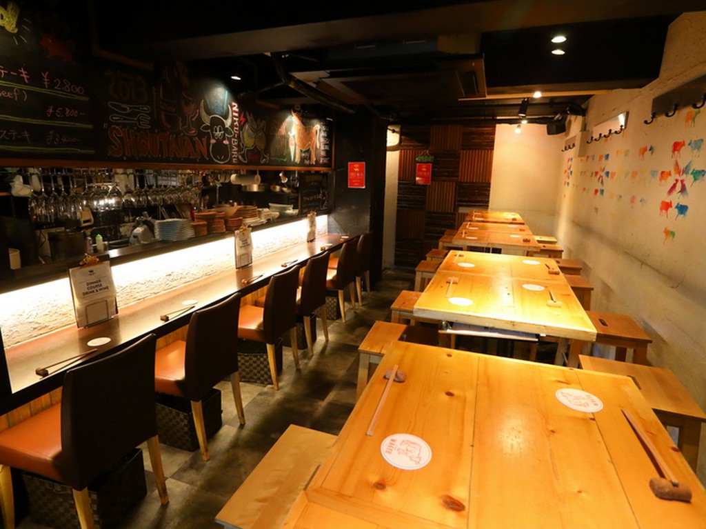 店内はカジュアルな雰囲気が特徴的。木の温もりが感じられる空間