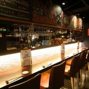 渋谷で大人デートするなら【肉バルSHOUTAIAN　渋谷店】がおすすめ。カウンター席で横並びになり、ビールとワインで乾杯。ゆったりバルデートはいかが。