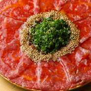 黒毛和牛のお肉を薄切りにスライスした新しいスタイルのユッケです。低温調理でじっくりと火を通したお肉を生食感覚でどうぞ。