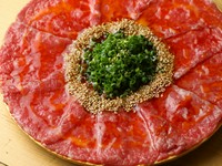 黒毛和牛のお肉を薄切りにスライスした新しいスタイルのユッケです。低温調理でじっくりと火を通したお肉を生食感覚でどうぞ。