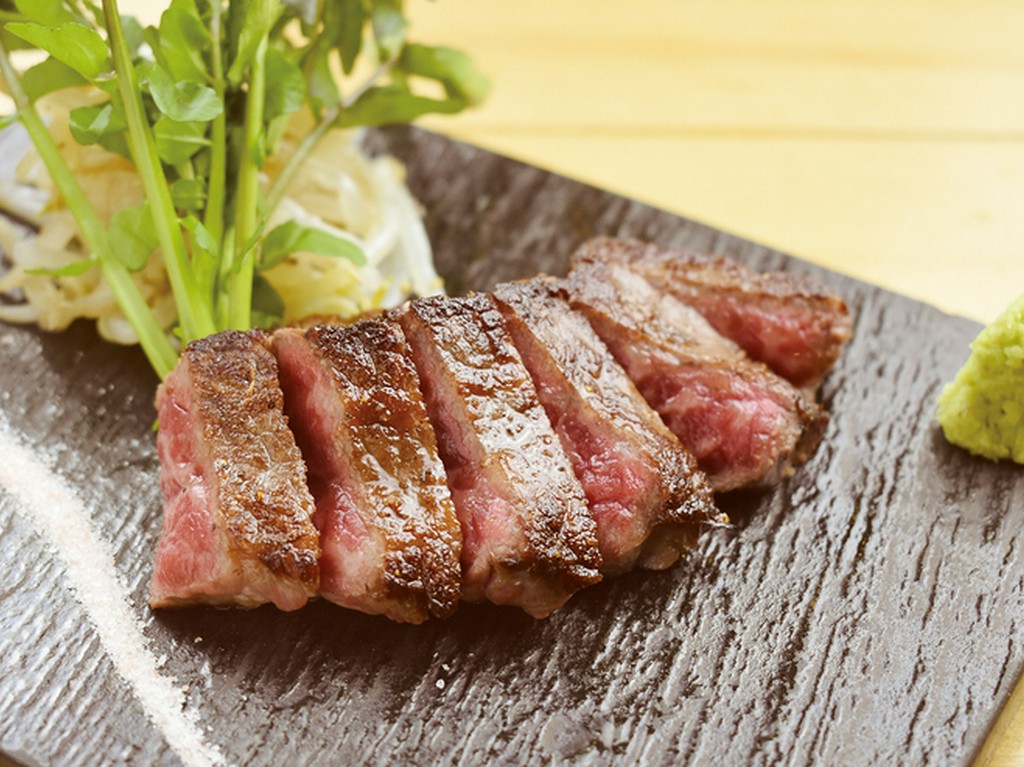 あっさりとした脂と濃厚な赤身の味わいが楽しめる『黒毛和牛 赤身ステーキ』