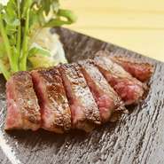 厳選した黒毛和牛を使った牛肉料理が、ジャンルにとらわれず多数用意されています。中でも人気なのは赤身ステーキ。あっさりとした脂と濃厚な赤身の味わいが楽しめる逸品です。