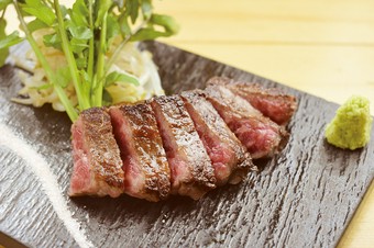 あっさりとした脂と濃厚な赤身の味わいが楽しめる『黒毛和牛 赤身ステーキ』