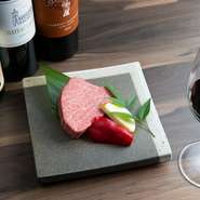 焼肉と韓国料理のふたつが織りなす上質なおもてなし。焼肉とのマッチングも楽しめるワインも赤白スパークリングと充実。特別な日のデートに最適な一軒です。