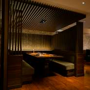 ジャズが流れる落ち着いた印象のフロアは、特別な食への期待を静かに煽ります。フロアは全58席。広びろとした空間では大切な方との素敵な時間を過ごせます。