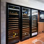 お肉や料理に合わせて、ソムリエが選びぬいたワイン。リーズナブルなものから特別な日にオーダーしたい一本までさまざま。気軽に楽しめるグラスワインもあります。肉とワインのマリアージュをご堪能ください。