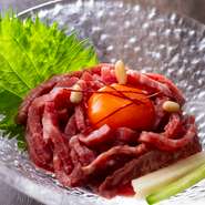 黒毛和牛にこだわった【モランボン本店】ならではの濃厚なユッケ。お肉本来のもつ甘みと食感をじっくりと堪能できます。※当店では、生食用食肉の取扱認可を得て提供しております。