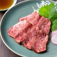軽く熱を入れ、お肉の美味しさをグッと引き出しました。焼肉とは異なる視点で眺める「仙台牛」の魅力。食材としてのポテンシャルを実感できる逸品です。
