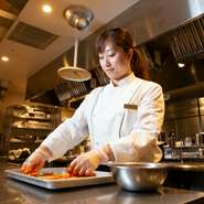 キムチ・ナムルは店内で手づくり。韓国・ソウルに滞在し現地の食文化と向き合ってきた料理長が魅せる伝統の味。四季折々の素材を活かしたおもてなしは、ゲストの舌に歓びを与えています。