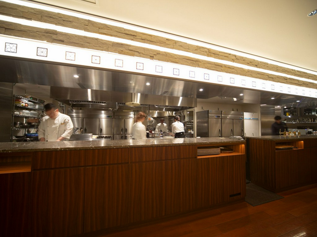 10メートルのオープンキッチンは抜群の臨場感